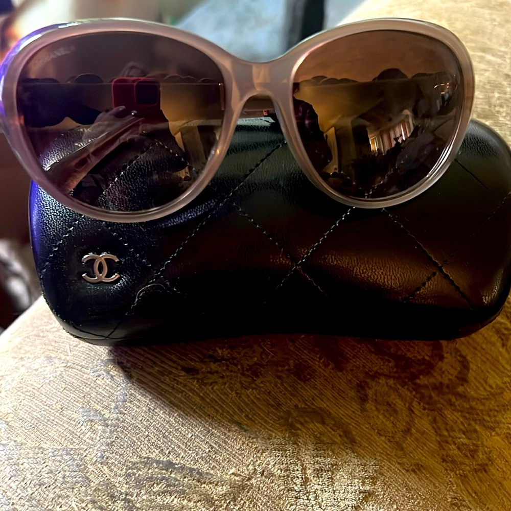 CHANEL leather flowers Sunglasses 😎 with case